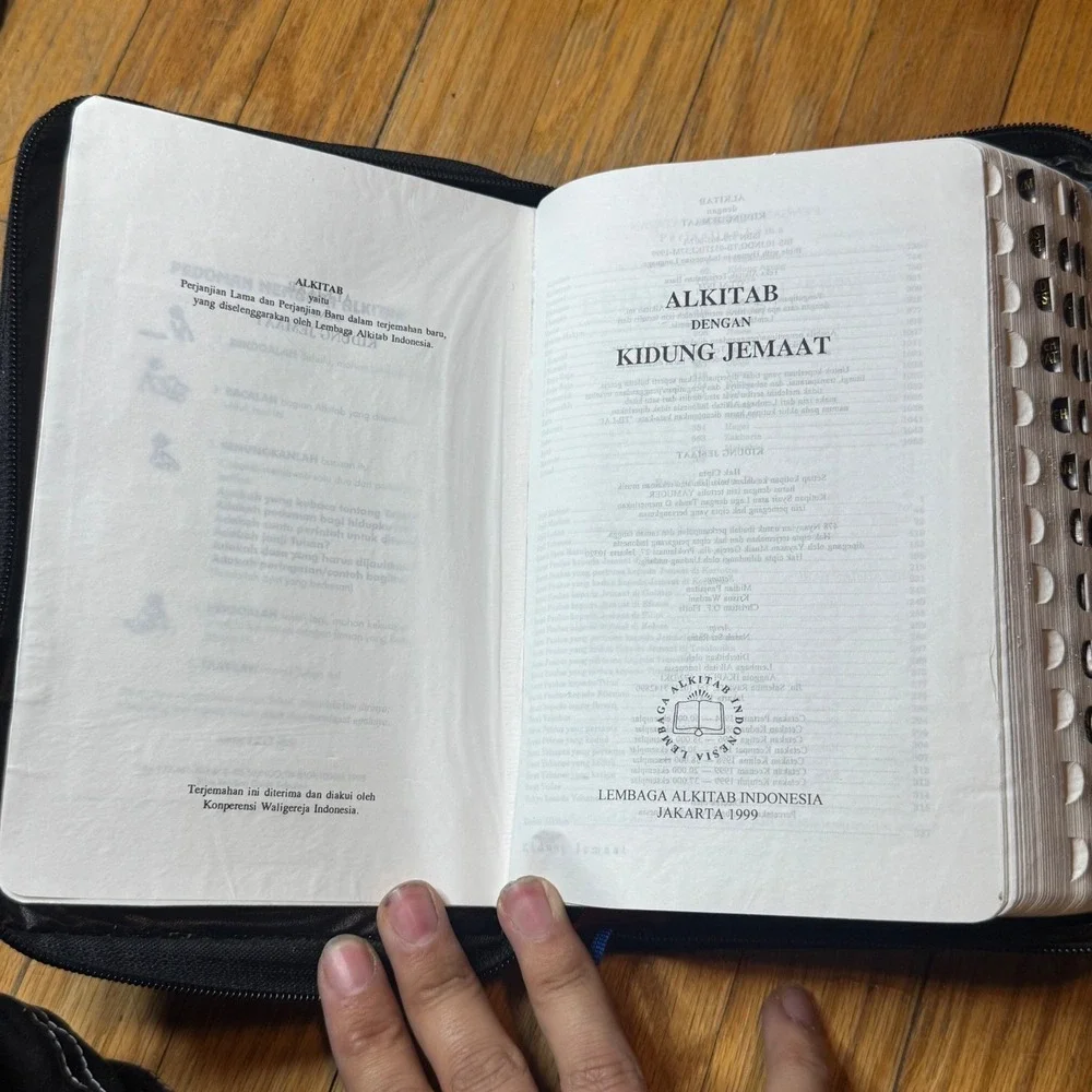 Alkitab Indonesian Bible Kidung Jemaat 1999 Black Zippered Case Silver -READ - Picture 4 of 7